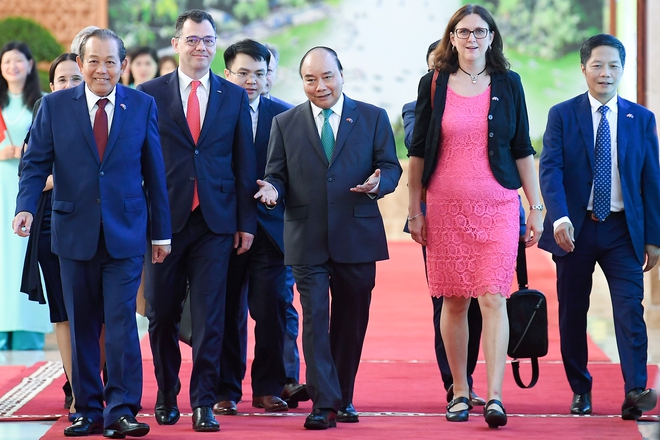 Sự hiện diện bất ngờ của Thủ tướng Nguyễn Xuân Phúc ở lễ ký kết EVFTA - dấu mốc mới cho hành trình gần một thập kỷ - Ảnh 2.