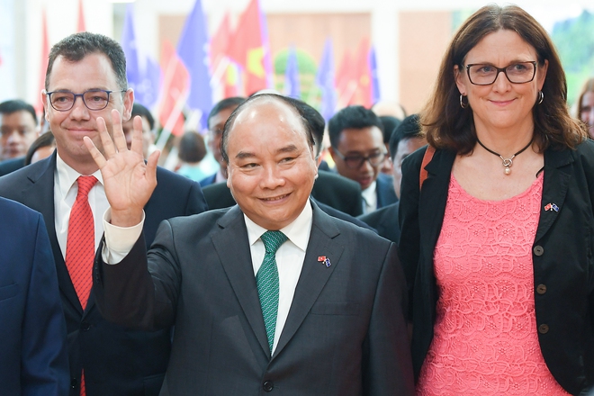 Sự hiện diện bất ngờ của Thủ tướng Nguyễn Xuân Phúc ở lễ ký kết EVFTA - dấu mốc mới cho hành trình gần một thập kỷ - Ảnh 3.