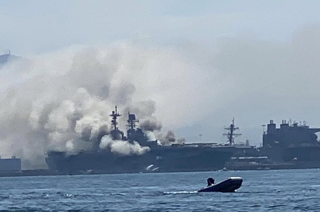 Siêu tàu đổ bộ tấn công Mỹ cháy dữ dội - Rất nguy cấp, mũi đã chúi xuống nước và lệch sang phải - Ảnh 36.