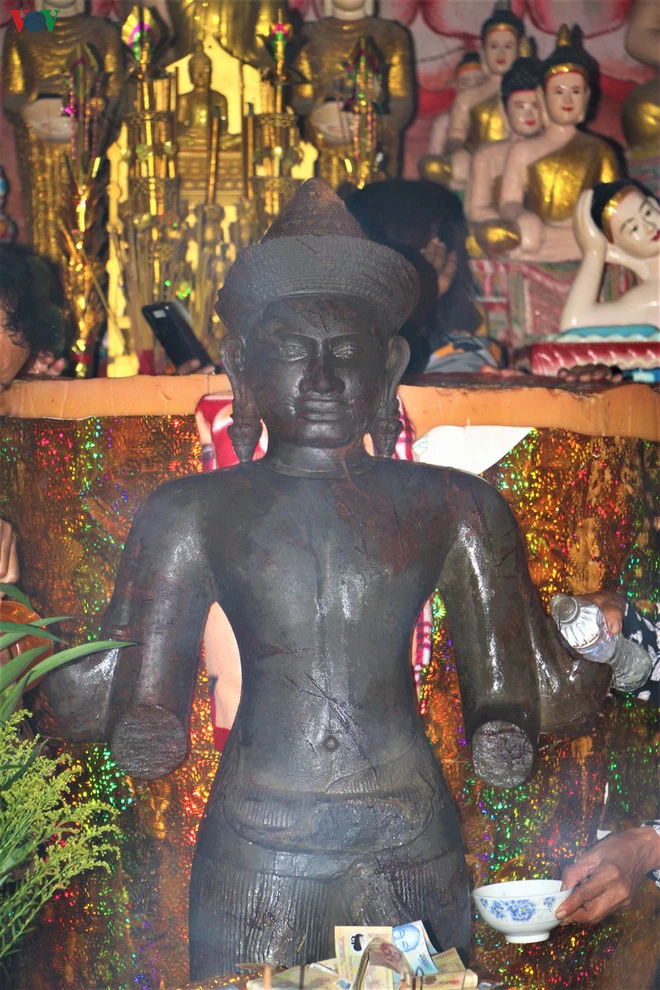 Bức tượng lạ màu đen bị gãy tay, mất phần chân ở Sóc Trăng nghi là tượng thần Vishnu - Ảnh 1.