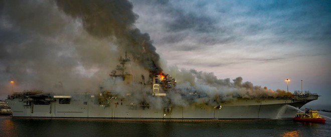 Siêu tàu đổ bộ tấn công Mỹ cháy dữ dội - Rất nguy cấp, mũi đã chúi xuống nước và lệch sang phải - Ảnh 13.