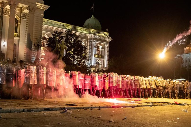 24h qua ảnh: Cảnh sát chống bạo động bốc cháy khi ngăn biểu tình ở Hi Lạp - Ảnh 9.