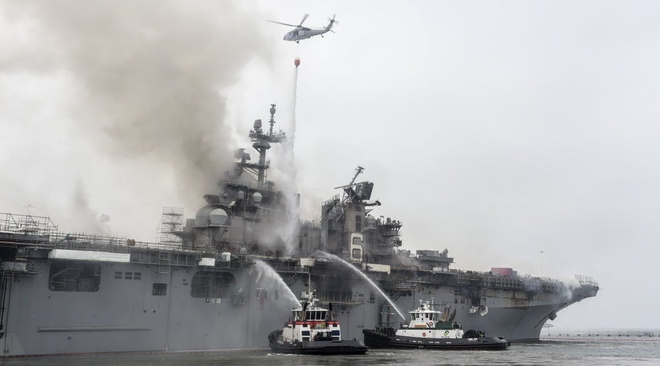 Tàu đổ bộ tấn công USS Bonhomme Richard tiếp tục cháy dữ dội, đang nghiêng dần - Nguy cấp - Ảnh 10.