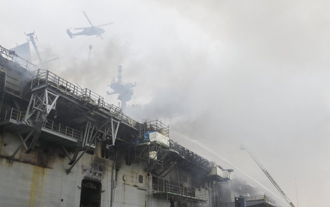 Tàu đổ bộ tấn công USS Bonhomme Richard tiếp tục cháy dữ dội, đang nghiêng dần - Nguy cấp - Ảnh 2.