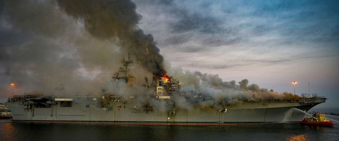 Hình ảnh đầu tiên, kinh hoàng nhất của tàu đổ bộ tấn công USS Bonhomme Richard sau vụ cháy - Ảnh 1.