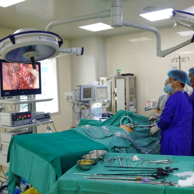 Bé 5 tuổi mưng mủ ruột thừa do bị xương cá cắm thủng - Ảnh 1.