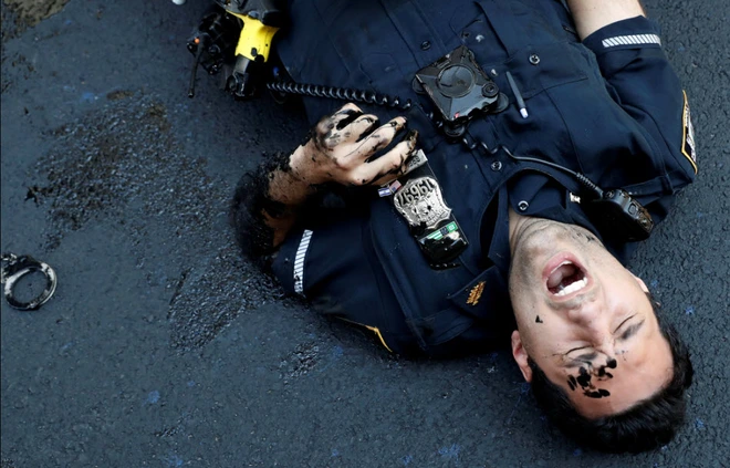 24h qua ảnh: Cảnh sát Mỹ bị thương khi bắt người biểu tình - Ảnh 6.
