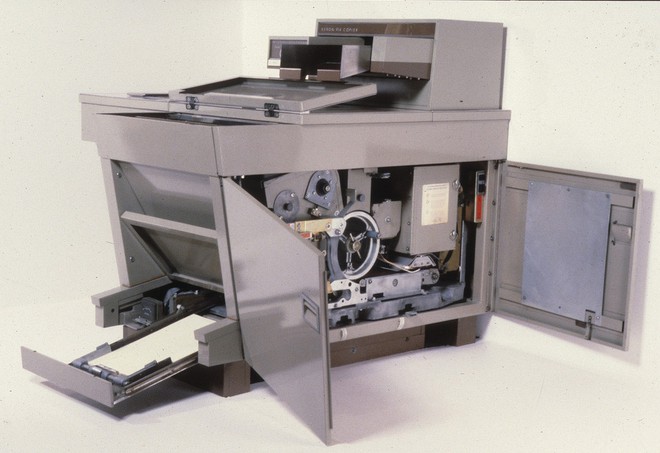 Thợ sửa máy photocopy tiết lộ chiêu gián điệp độc nhất vô nhị của CIA thời Chiến tranh Lạnh - Ảnh 1.