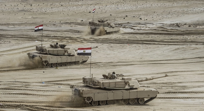 Nói là làm, Ai Cập điều 3 lữ đoàn xe tăng áp sát Libya: Bất ngờ phản ứng của Algeria - Ảnh 2.