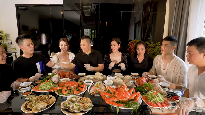 Vũ Khắc Tiệp chơi lớn, chi 100 triệu đãi bạn bè hải sản - Ảnh 5.