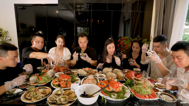 Vũ Khắc Tiệp chơi lớn, chi 100 triệu đãi bạn bè hải sản - Ảnh 4.