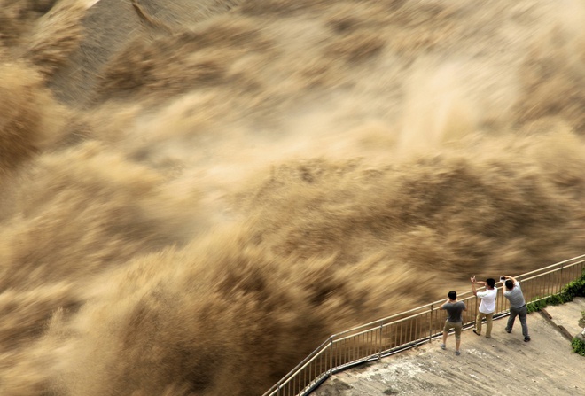 24h qua ảnh: Người dân mạo hiểm xem đập thủy điện xả lũ ở Trung Quốc - Ảnh 2.