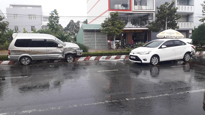 Nhân viên gara ô tô lùi xe bất cẩn gây tai nạn liên hoàn ở Tiền Giang, 1 người chết - Ảnh 1.