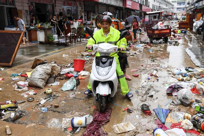 24h qua ảnh: Đường phố ở Trung Quốc ngập rác sau mưa lũ - Ảnh 3.
