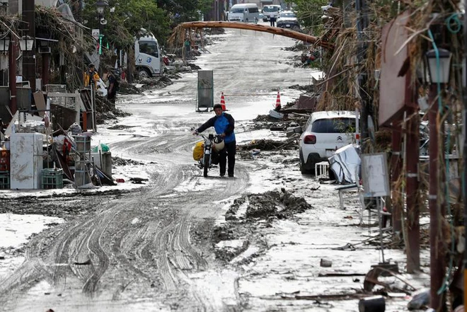 24h qua ảnh: Đường phố ở Trung Quốc ngập rác sau mưa lũ - Ảnh 9.