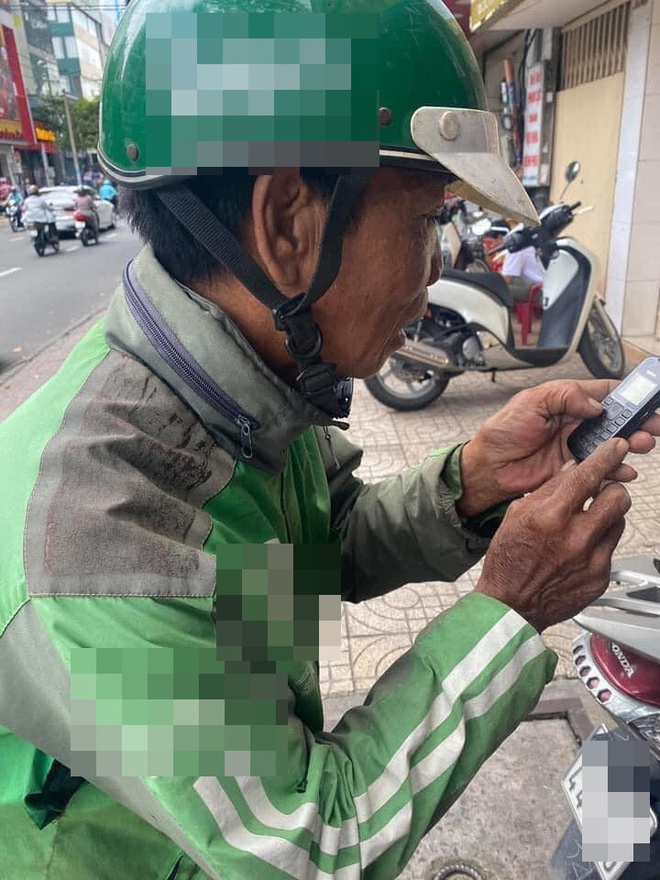 Danh tính cô gái Sài Gòn ra tay giúp đỡ, đưa người xe ôm nghèo đi mua điện thoại mới - Ảnh 1.