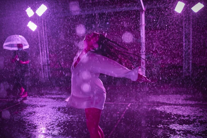 24h qua ảnh: Cô gái nhảy múa dưới Mưa hồng ở Pháp - Ảnh 5.