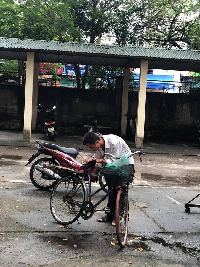 Người cha già đạp xe đến trường xem điểm cho con, cách ông cầm điện thoại chụp ảnh gây xúc động - Ảnh 4.