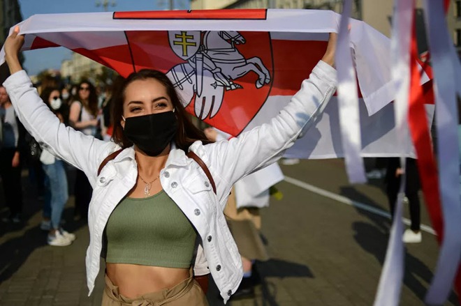 7 ngày qua ảnh: Cô gái tham gia biểu tình ở thủ đô của Belarus - Ảnh 2.
