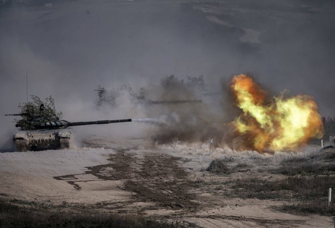 24h qua ảnh: Siêu xe tăng của quân đội Nga khai hỏa khi tập trận - Ảnh 2.