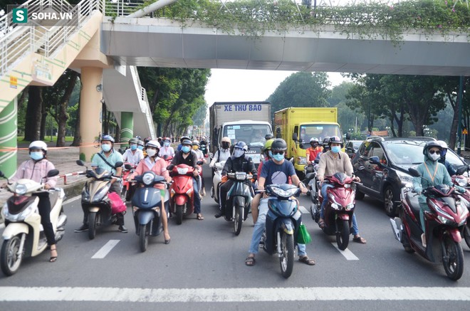 Cận cảnh đường phố ở TP.HCM trong ngày đầu tiên bình thường mới - Ảnh 5.