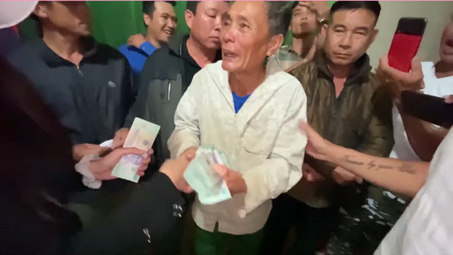 Thủy Tiên cứu trợ lũ ở Nghệ An, Hà Tĩnh: Nhiều người khóc khi nhận hàng trăm triệu đồng để trả nợ - Ảnh 8.