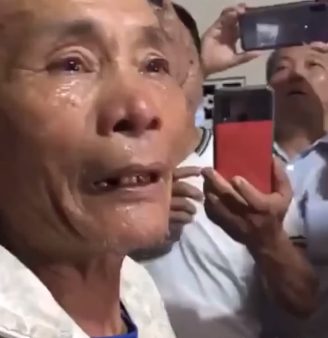 Thủy Tiên cứu trợ lũ ở Nghệ An, Hà Tĩnh: Nhiều người khóc khi nhận hàng trăm triệu đồng để trả nợ - Ảnh 9.