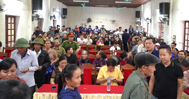 Thủy Tiên cứu trợ lũ ở Nghệ An, Hà Tĩnh: Nhiều người khóc khi nhận hàng trăm triệu đồng để trả nợ - Ảnh 1.