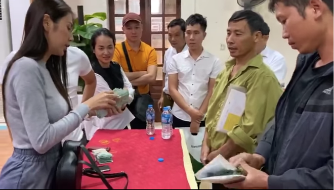 Thủy Tiên cứu trợ lũ ở Nghệ An, Hà Tĩnh: Nhiều người khóc khi nhận hàng trăm triệu đồng để trả nợ - Ảnh 3.