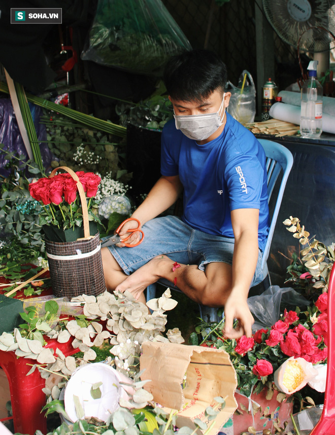 Tiểu thương chợ hoa ở TP.HCM: Tôi chưa bao giờ bó nhiều hoa tang đến thế, chỉ mong mất mát nguôi ngoai - Ảnh 2.