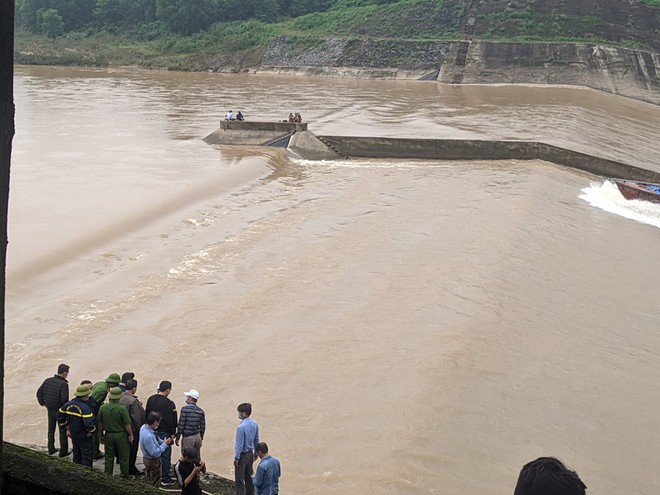 NÓNG: Đoàn cán bộ Sở Giao thông vận tải Quảng Trị gặp nạn trên sông Thạch Hãn - Ảnh 4.