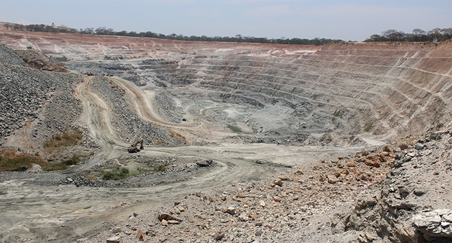 Chỉ hơn 1kg, cục đá màu xanh ở Zambia khiến giới chuyên môn phải xuýt xoa - Ảnh 2.