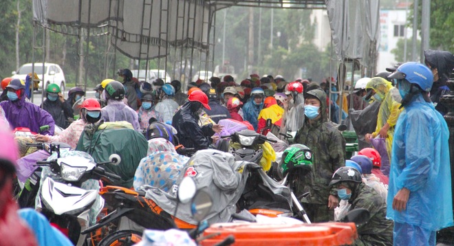 Trời mưa tầm tã, cả nghìn người dân vẫn ùn ùn chạy xe máy về quê tránh dịch Covid-19 - Ảnh 3.