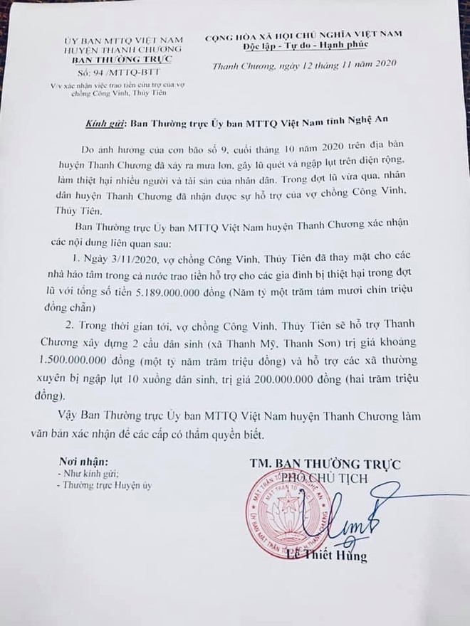 Vợ chồng Công Vinh - Thủy Tiên về Nghệ An cứu trợ lũ lụt: Trao mỗi gia đình từ 5-20 triệu đồng - Ảnh 4.