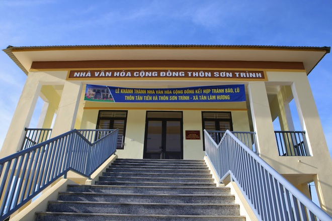Nhà tránh lũ do ca sỹ Thủy Tiên tài trợ ở Hà Tĩnh: 1 huyện bù thêm 1,6 tỷ khi xây 2 căn - Ảnh 2.