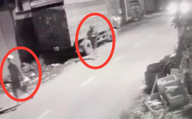 Nhóm người lạ 12 lần ném chất bẩn vào nhà một người phụ nữ ở Bình Dương - Ảnh 6.