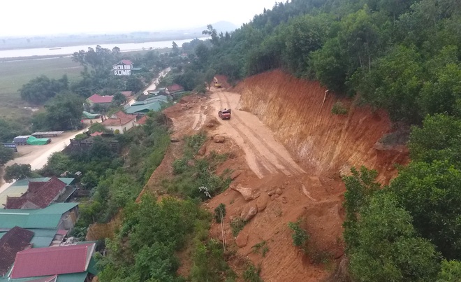 Sau mấy ngày nghỉ, người dân phát hiện ngọn núi bị bay mất một góc - Ảnh 3.