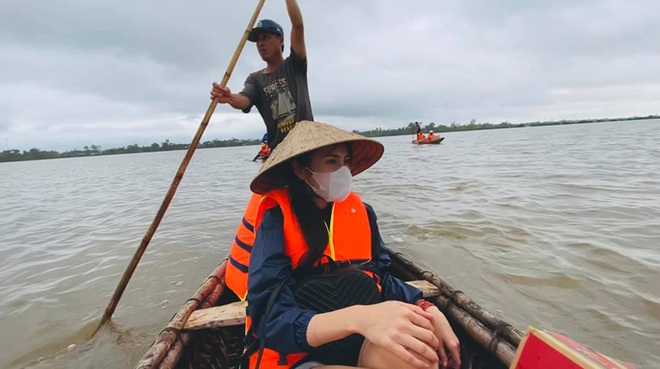 Thủy Tiên phát tiền ở địa phương này, người nơi khác nghe tin đến cũng được nhận - Ảnh 2.