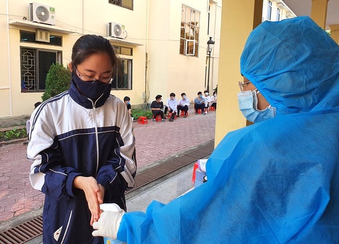 Học sinh lớp 12 ở Nghệ An bắt đầu được tiêm vắc xin Covid-19 - Ảnh 2.
