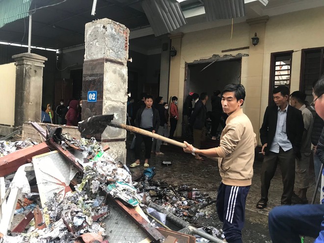Vụ nổ bay bàn thờ ở Nghệ An: Chủ nhà nát 2 bàn tay, bỏng 80%, đe dọa tử vong - Ảnh 3.