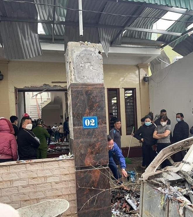 Vụ nổ bay bàn thờ ở Nghệ An: Chủ nhà nát 2 bàn tay, bỏng 80%, đe dọa tử vong - Ảnh 1.