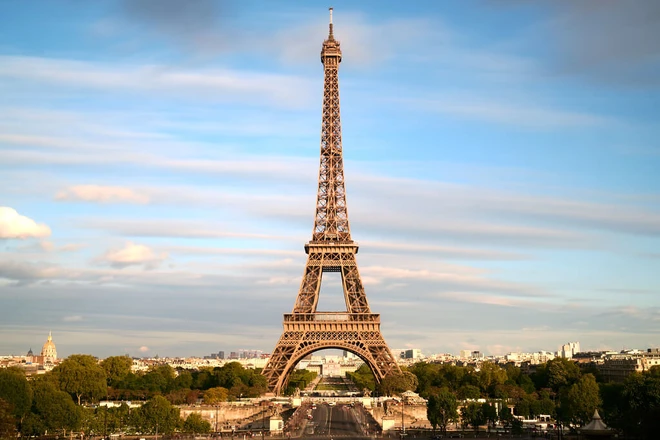 Tháp Eiffel lệch nguyên tắc phong thủy nhưng lại thành ngọn đuốc của Paris - Ảnh 1.