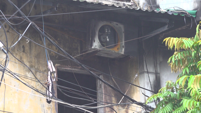 Hiện trường thương tâm vụ cháy nhà mặt phố khiến 2 vợ chồng và con nhỏ tử vong - Ảnh 6.
