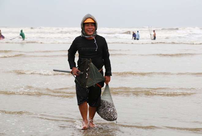 Ra biển vớt lộc lúc trái gió trở trời, người dân thu nhập tiền triệu mỗi ngày - Ảnh 4.