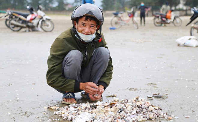 Ra biển vớt lộc lúc trái gió trở trời, người dân thu nhập tiền triệu mỗi ngày - Ảnh 6.