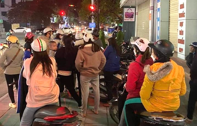 Công an trắng đêm khám xét cơ sở của bà chủ hành hạ thiếu nữ, thu nhiều bì tải quần áo - Ảnh 13.