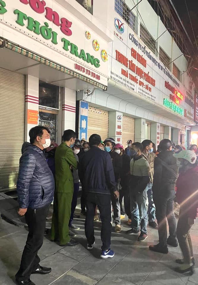 Công an trắng đêm khám xét cơ sở của bà chủ hành hạ thiếu nữ, thu nhiều bì tải quần áo - Ảnh 7.