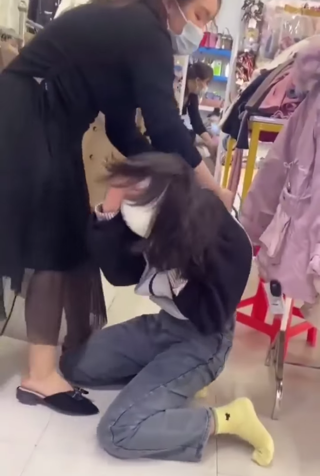 Công an trắng đêm khám xét cơ sở của bà chủ hành hạ thiếu nữ, thu nhiều bì tải quần áo - Ảnh 15.