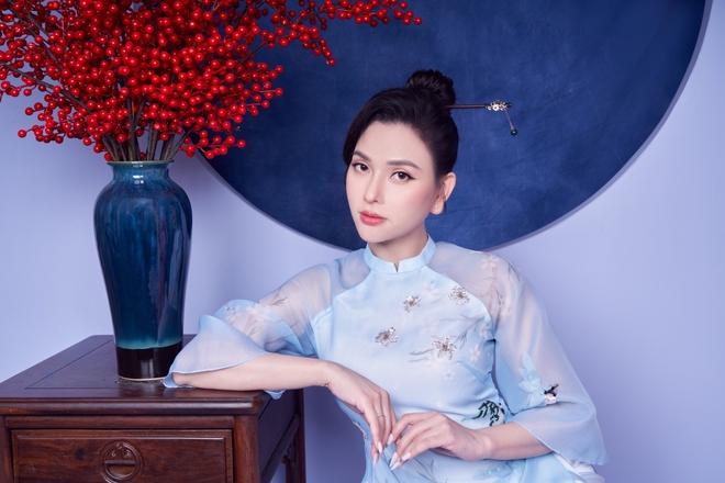 Thu Thủy diện áo dài nền nã đón Tết cổ truyền - Ảnh 1.