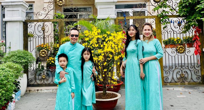 Hình ảnh hạnh phúc của Jimmii Nguyễn bên vợ và 3 người con - Ảnh 2.